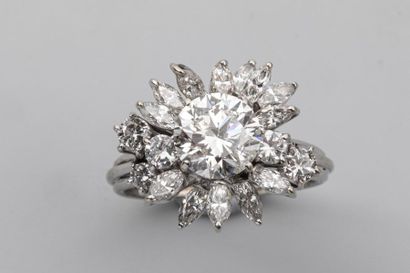 null Belle bague fleur en or gris 18k surmontée d'un diamant de 2 carats environ...