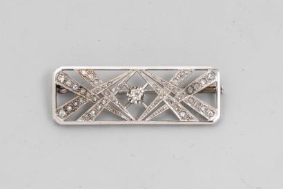 null Broche plaque en or gris 18k à décor géométrique sertie d'un diamant taille...