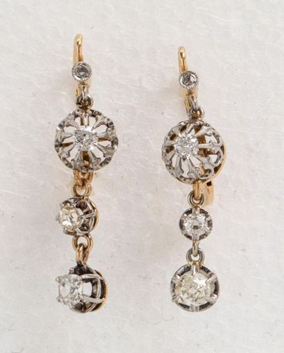 null Paire de pendants d'oreilles articulés en or jaune 18k ornés chacun de 3 diamants...
