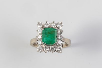 null Bague rectangulaire en or gris 18k ornée d'une émeraude de 4cts environ dans...