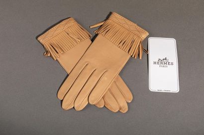 null HERMES PARIS- Paire de gants en cuir beige, petites manchettes à franges, N...