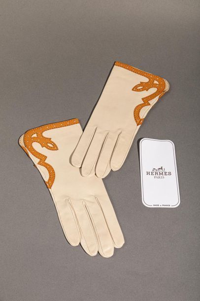 null HERMES PARIS- Paire de gants en cuir beige décorés d' une gansse à volute en...