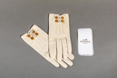 null HERMES PARIS - Paire de gants en cuir blanc cassé agrémentés de 4 clous dorés...