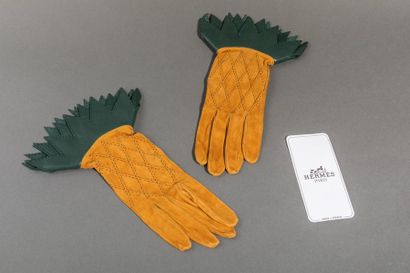 null HERMES PARIS - Paire de gants en daim gold surpiqués en losange, manchettes...