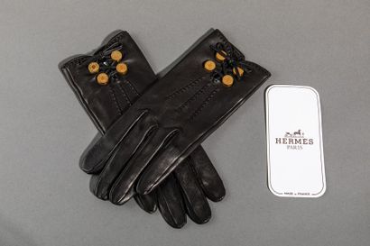 null HERMES PARIS - Paire de gants en cuir noir agrémentés de 4 clous dorés signés...