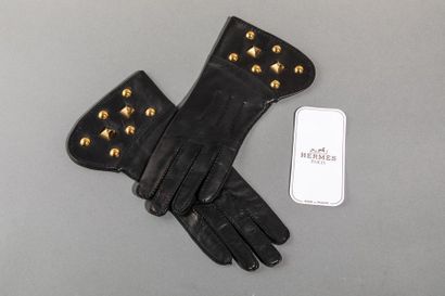 null HERMES PARIS- Paire de gants en cuir noir à manchette agrémentés de clous dorés,...