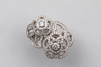 null CHANEL. Bague en or gris 18k à décor ajouré pavé de diamants "Les roses de Chanel"...