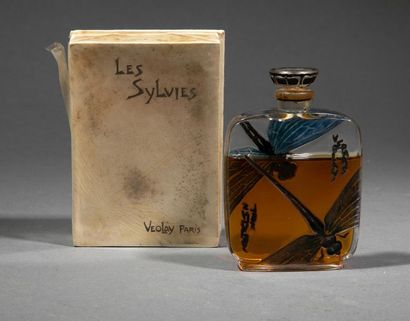null VIOLET LUCIEN GAILLARD "Les Sylvies"
Flacon de parfum en verre, à découpe carrée,...