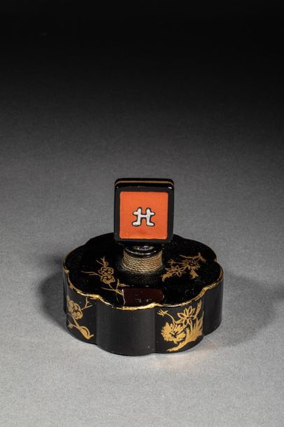 null CORDAY "Kai Sang"
Flacon de parfum d'inspiration chinoise en verre opaque noir,...