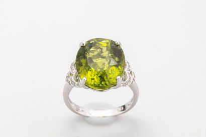 null Bague en or gris 18k surmontée d'un péridot taille ovale de 10 carats environ...