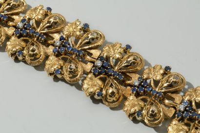 null Bracelet ancien en or jaune 18k à maillons articulés en forme de papillons pavés...