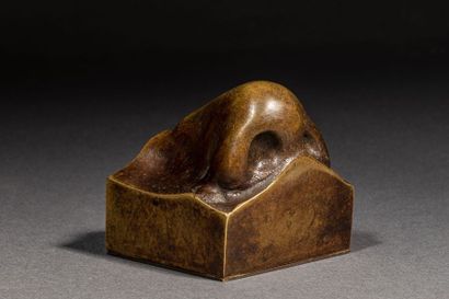 null GUERLAIN. Sculpture en bronze, figurant le nez de Jean-Paul Guerlain, parfumeur...