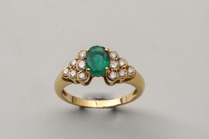null 18k yellow gold ring surmounted by an oval emerald surrounded by brilliant-cut...