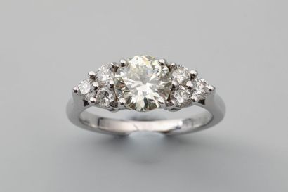 null Bague en or gris 18k ornée d'un diamant taille moderne de 1,15 carat environ...