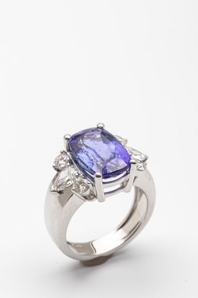 null Bague en or gris 18k ornée d'une tanzanite de 7 carats environ et de brillants...