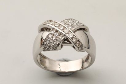 null Large ring in 18k white gold with a diamond paved cross Gross weight 7g TDD...
