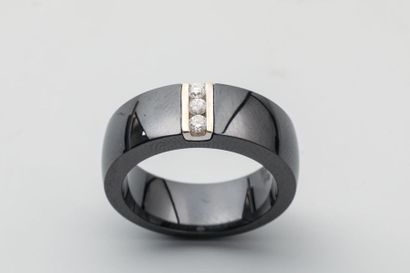 null Ceramic and 18k white gold band ring decorated with a line of 3 brilliant-cut...