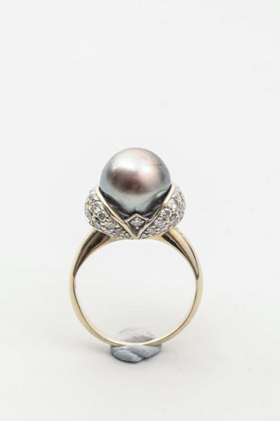 null Ring in 18k yellow gold with a Tahitian pearl surrounded by petal motifs set...