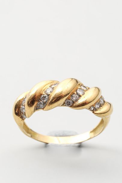 null Ring in 18k yellow gold with alternating twists of diamonds - Gross weight:...