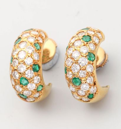 null Pair of Creole earrings in 18k yellow gold set with emeralds and brilliant-cut...
