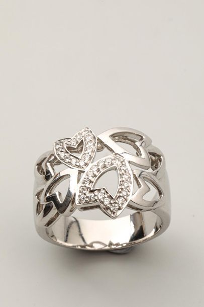 null Large anneau en or gris 18k ajouré de cœurs certains pavés de diamants Poids...