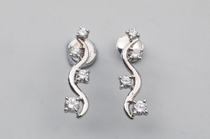 null Paire de pendants d'oreilles en or gris 18k ornés de diamants (Système Alpa)...