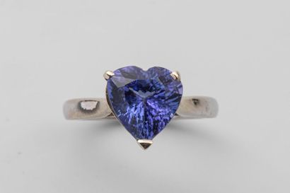 null Ring in 18k white gold with a Tanzanite heart Gross weight 4.6g TDD 52