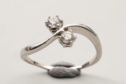 null Bague "toi et moi" en or gris 18k surmontée de deux diamants Poids brut 2,90g...