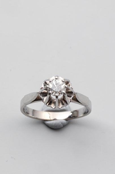 null Solitaire ring in white gold surmounted by a diamond of 0.45cts approx. Gross...