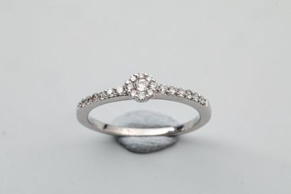 null Bague en or gris anneau souligné de diamants surmontée d'un diamant au centre...