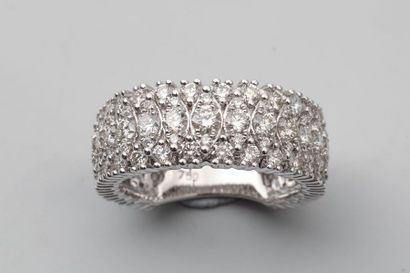null Alliance en or gris 18k pavée de diamants taille brillant pour 2 carats environ,...