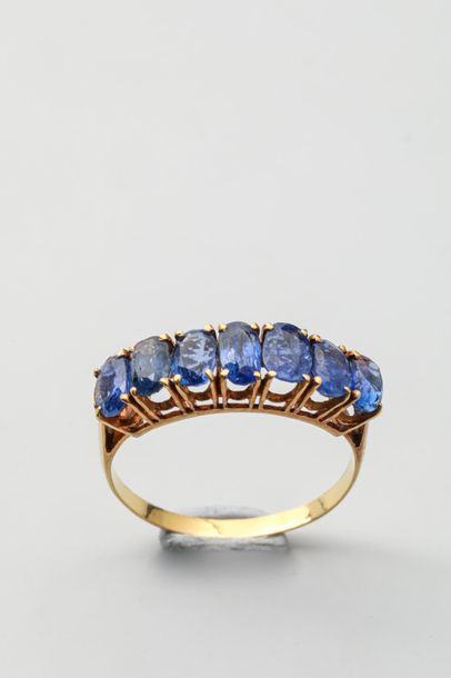 null Half wedding band in 18k yellow gold decorated with 7 oval-cut sapphires - Gross...