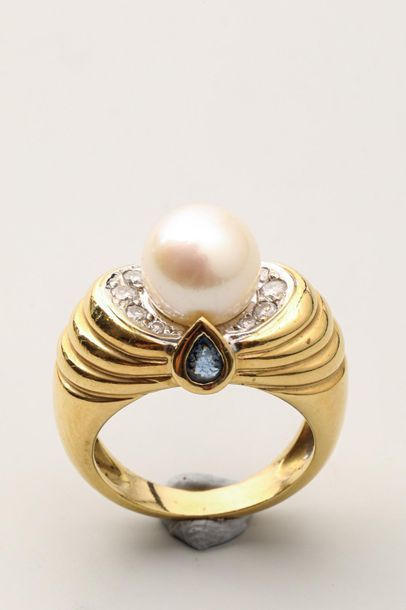 null 18k yellow gold ring set with a cultured pearl in a circle of diamonds and two...