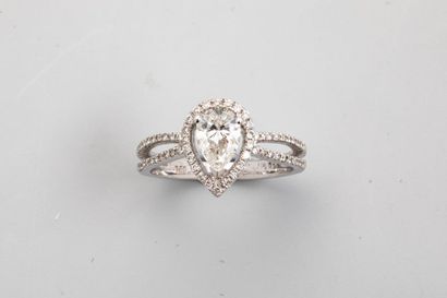 null Bague en or blanc 18k anneau biphide pavé de diamants surmonté d'un diamant...