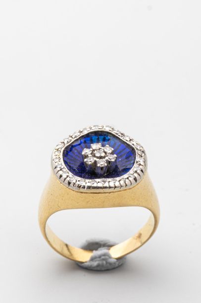 null Ring in 18k yellow gold decorated with a floral diamond motif in the centre...