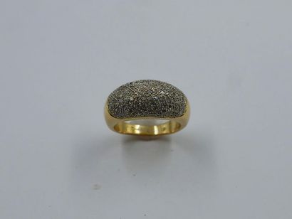 null Bague boule en or jaune 18k sertie d'un pavage de diamants, porte une inscription...