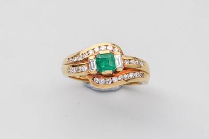null Ring in 18k yellow gold, the ring set with brilliants and surmounted by an emerald...