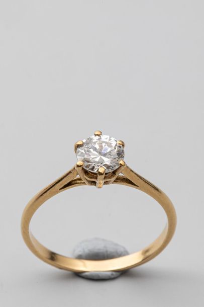 null Bague solitaire en or jaune 18k ornée d'un diamant de 0,70 carat environ - Poids...