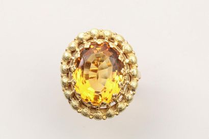 null Ring in 18k yellow gold decorated with an oval cut citrine in an openwork and...