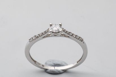 null White gold ring ring highlighted with diamonds surmounted by a diamond in the...