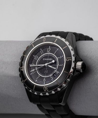 null CHANEL. Montre bracelet, boitier rond en céramique, cadran à fond noir et chiffres...