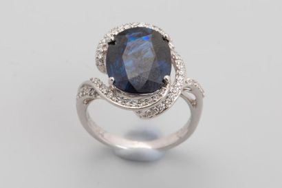 null Bague en or gris 18k ornée d'un saphir taille ovale de 7 carats environ dans...