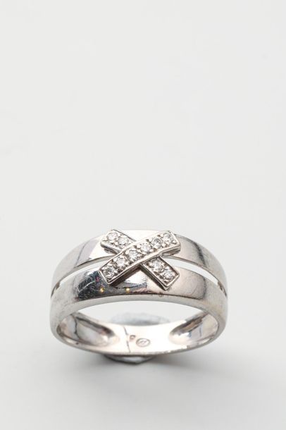 null Ring with two openworked rings in white gold surmounted by a cross underlined...