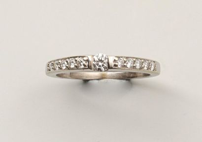 null White gold ring with a diamond-studded ring and a diamond crown Gross weight...