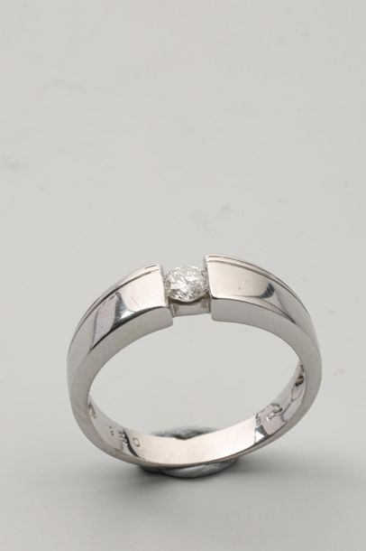 null White gold ring set with a diamond of about 0.25cts Gross weight 4.7g TDD 5...