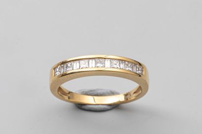 null Half wedding band in 18k yellow gold and brilliant-cut diamonds set with baguettes...