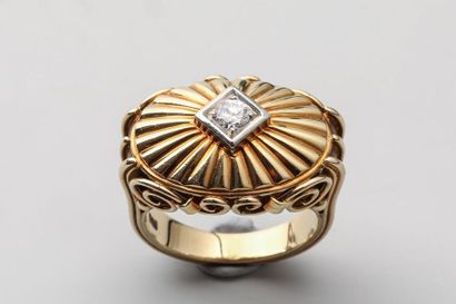 null 18k yellow gold ring set with scrolls and radiating flutes surmounted by a brilliant-cut...