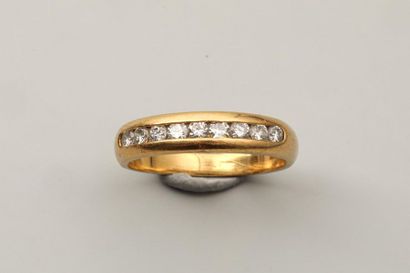 null Half wedding band in 18k yellow gold set with brilliant-cut diamonds Gross weight...