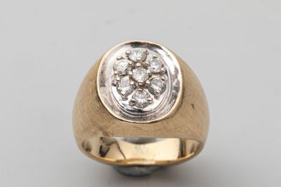 null 18k matt gold signet ring with pavé of brilliant-cut diamonds Gross weight 11.9g...