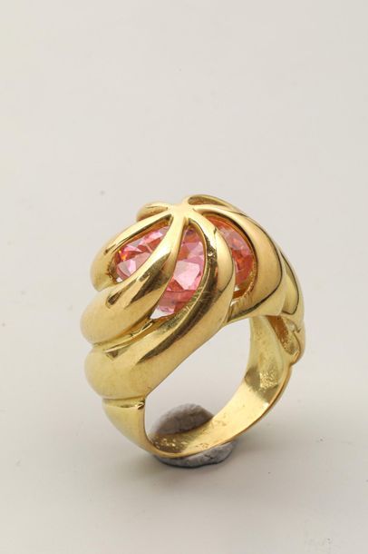 null 18k yellow gold gadrooned ball ring surmounted by a cut pink stone, Years 1960/70...